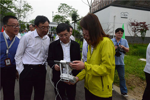 专业老师为省市领导演示无人机服务测量教学过程